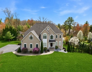 19 Crimson Dr, Shrewsbury, Massachusetts, 4 Bedrooms Bedrooms, 9 Rooms Rooms,2.5 BathroomsBathrooms,Residential,For Sale,Crimson Dr,73507509