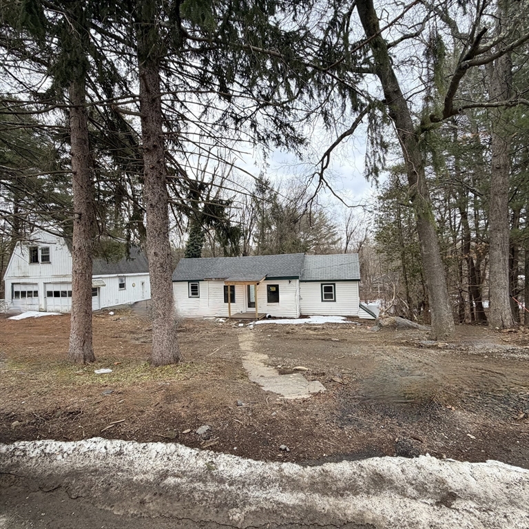 35 Lindbergh St, Clinton, Massachusetts, 2 Bedrooms Bedrooms, 4 Rooms Rooms,1 BathroomBathrooms,Residential,For Sale,Lindbergh St,73507577