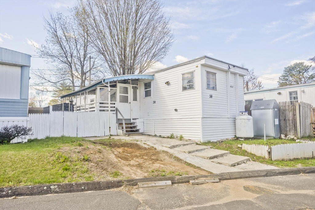 38 Klondike Ave, Westfield, Massachusetts, 2 Bedrooms Bedrooms, 4 Rooms Rooms,1 BathroomBathrooms,Residential,For Sale,Klondike Ave,73507569