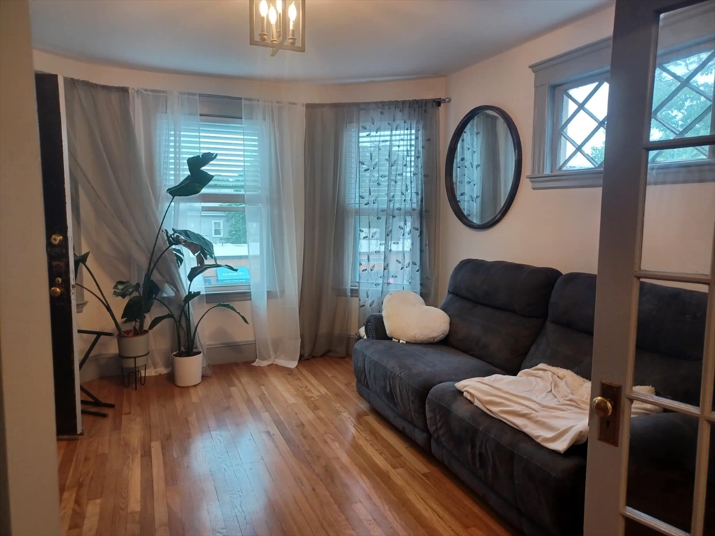 163 South Street, Boston, Massachusetts, 1 Bedroom Bedrooms, 4 Rooms Rooms,1 BathroomBathrooms,Residential Lease,For Rent,South Street,73507625