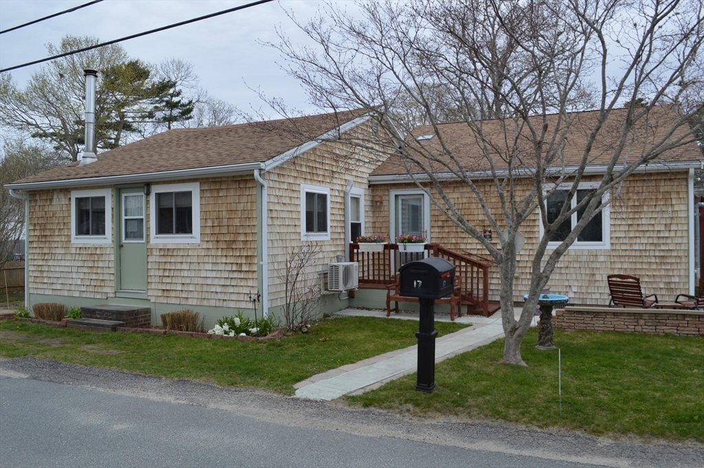 17 Bungalow Ln, Wareham, Massachusetts, 3 Bedrooms Bedrooms, 6 Rooms Rooms,1 BathroomBathrooms,Residential,For Sale,Bungalow Ln,73507606
