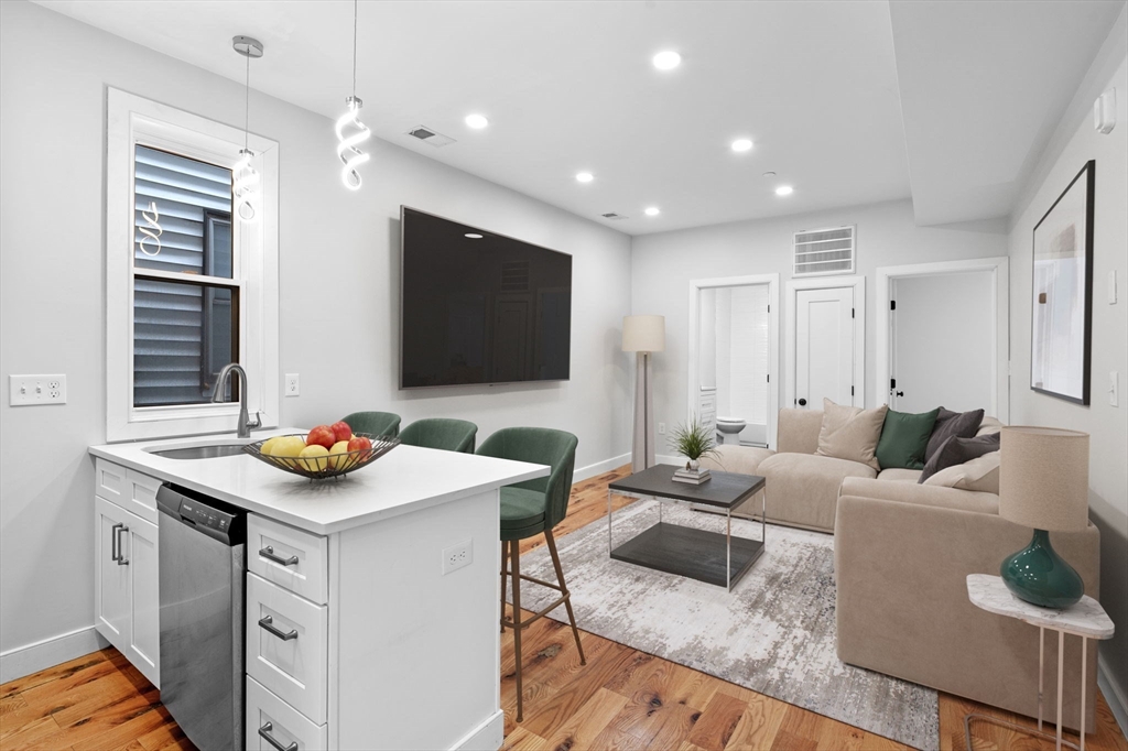 283 Chelsea St, Boston, Massachusetts, 2 Bedrooms Bedrooms, 4 Rooms Rooms,2 BathroomsBathrooms,Residential Lease,For Rent,Chelsea St,73507658