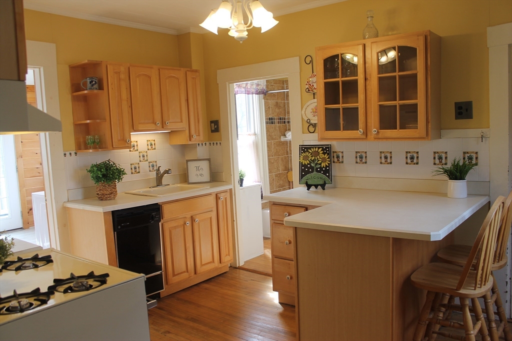 112 Cottage St, Franklin, Massachusetts, 2 Bedrooms Bedrooms, 5 Rooms Rooms,1 BathroomBathrooms,Residential Lease,For Rent,Cottage St,73486617