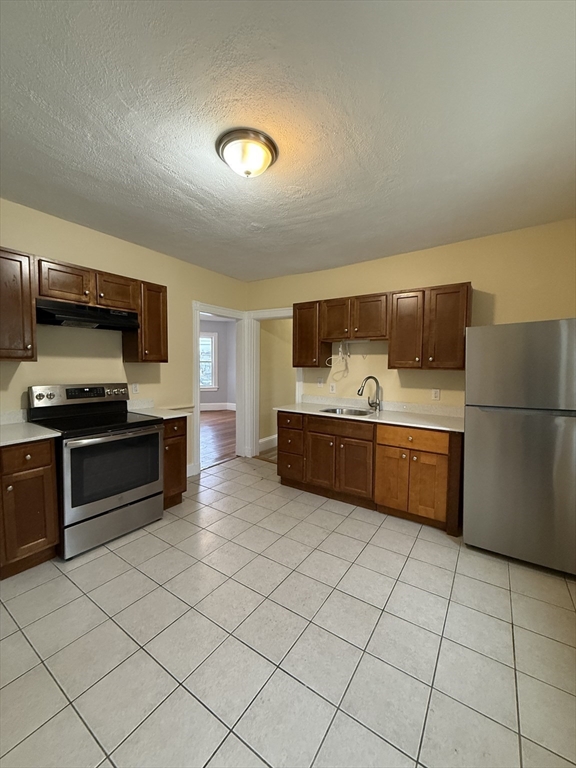 24 Whitfield St, Boston, Massachusetts, 3 Bedrooms Bedrooms, 5 Rooms Rooms,1 BathroomBathrooms,Residential Lease,For Rent,Whitfield St,73507679