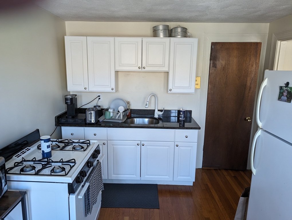 390 Fellsway West, Medford, Massachusetts, 1 Bedroom Bedrooms, 3 Rooms Rooms,1 BathroomBathrooms,Residential Lease,For Rent,Fellsway West,73507712
