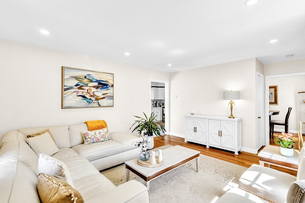 18 Mayflower Rd, Northborough, Massachusetts, 3 Bedrooms Bedrooms, 7 Rooms Rooms,2 BathroomsBathrooms,Residential,For Sale,Mayflower Rd,73507722