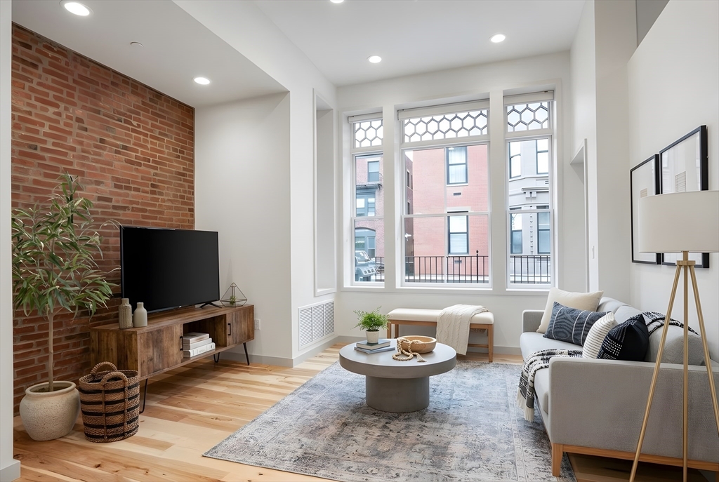 163 Newbury Street, Boston, Massachusetts, 3 Bedrooms Bedrooms, 4 Rooms Rooms,2 BathroomsBathrooms,Residential Lease,For Rent,Newbury Street,73507803