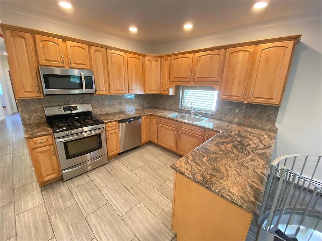 184 Boston St, Boston, Massachusetts, 5 Bedrooms Bedrooms, 9 Rooms Rooms,2 BathroomsBathrooms,Residential Lease,For Rent,Boston St,73507809