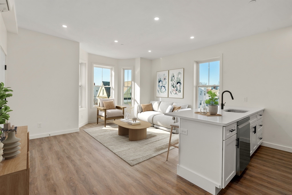 43-45 Blossom Street, Chelsea, Massachusetts, 2 Bedrooms Bedrooms, 4 Rooms Rooms,2 BathroomsBathrooms,Residential,For Sale,Blossom Street,73507824