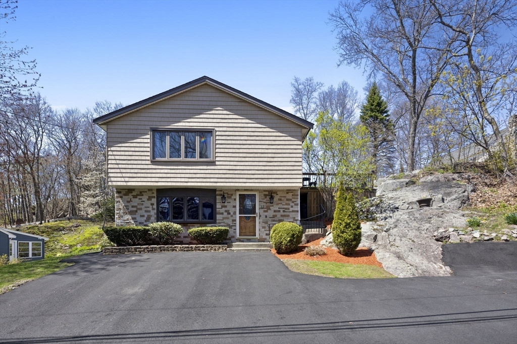 12 Bisbee Road, Saugus, Massachusetts, 4 Bedrooms Bedrooms, 8 Rooms Rooms,2 BathroomsBathrooms,Residential,For Sale,Bisbee Road,73507818