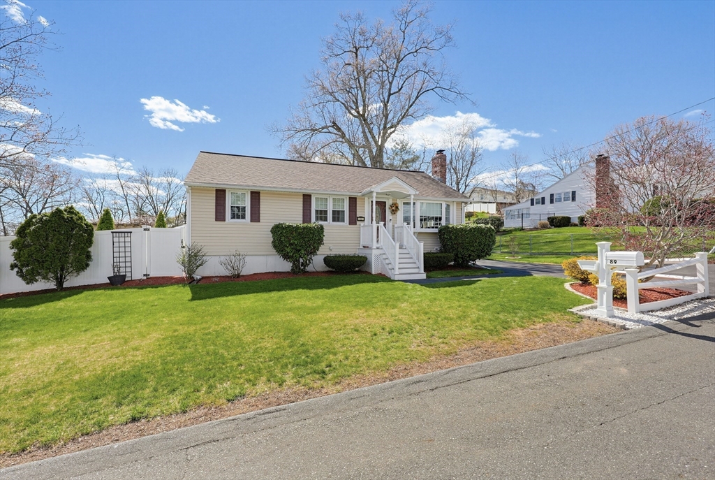 89 Coburn Dr, Lowell, Massachusetts, 2 Bedrooms Bedrooms, 6 Rooms Rooms,1.5 BathroomsBathrooms,Residential,For Sale,Coburn Dr,73507698