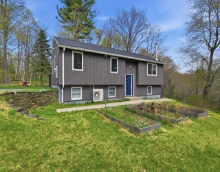 138 West St, Easthampton, Massachusetts, 4 Bedrooms Bedrooms, 8 Rooms Rooms,2 BathroomsBathrooms,Residential,For Sale,West St,73507885