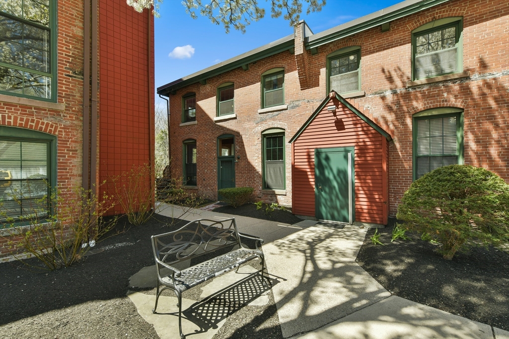 14 Sanford St, Medway, Massachusetts, 2 Bedrooms Bedrooms, 4 Rooms Rooms,2 BathroomsBathrooms,Residential,For Sale,Sanford St,73507772