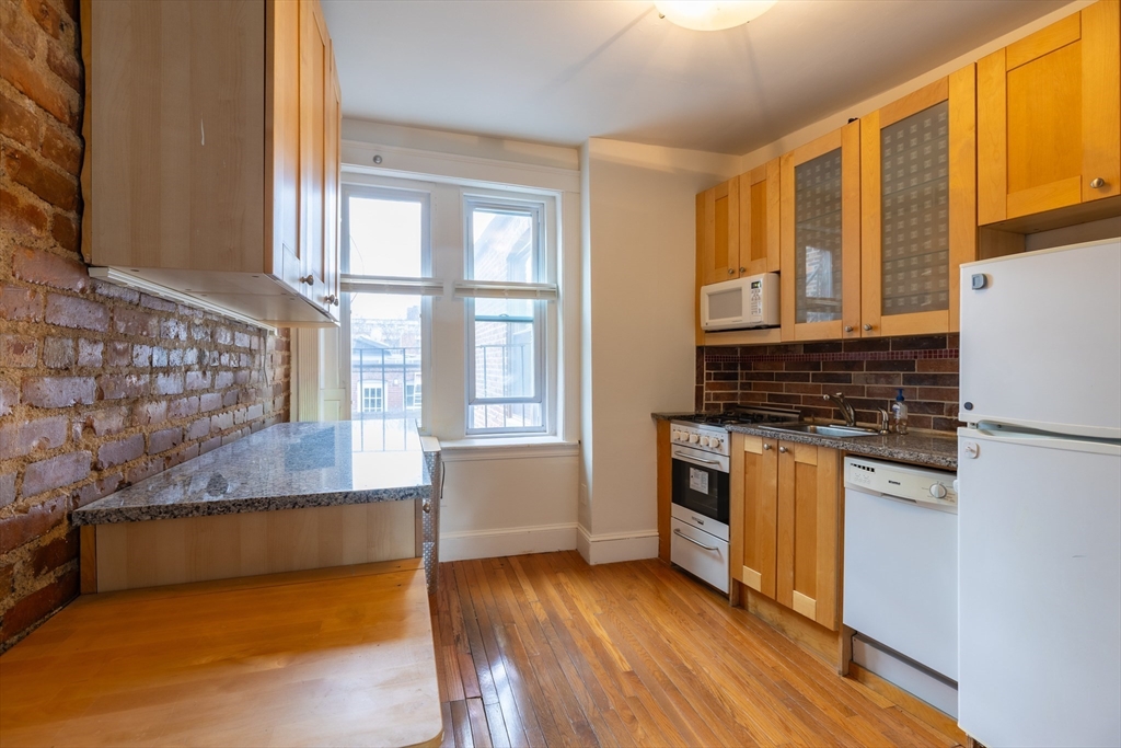 31 Irving, Boston, Massachusetts, 1 Bedroom Bedrooms, 3 Rooms Rooms,1 BathroomBathrooms,Residential Lease,For Rent,Irving,73473061