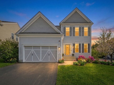 2 Grandview Dr, Hopkinton, Massachusetts, 3 Bedrooms Bedrooms, 8 Rooms Rooms,3.5 BathroomsBathrooms,Residential,For Sale,Grandview Dr,73485760