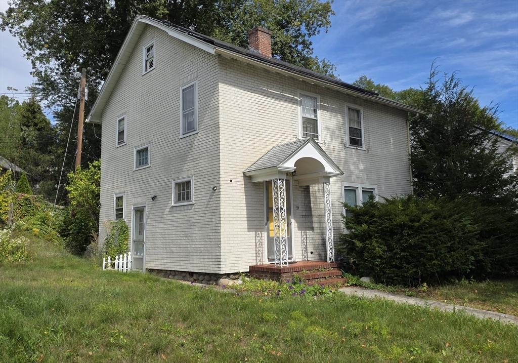 33 Carlisle St, Worcester, Massachusetts, 3 Bedrooms Bedrooms, 6 Rooms Rooms,1.5 BathroomsBathrooms,Residential,For Sale,Carlisle St,73437321