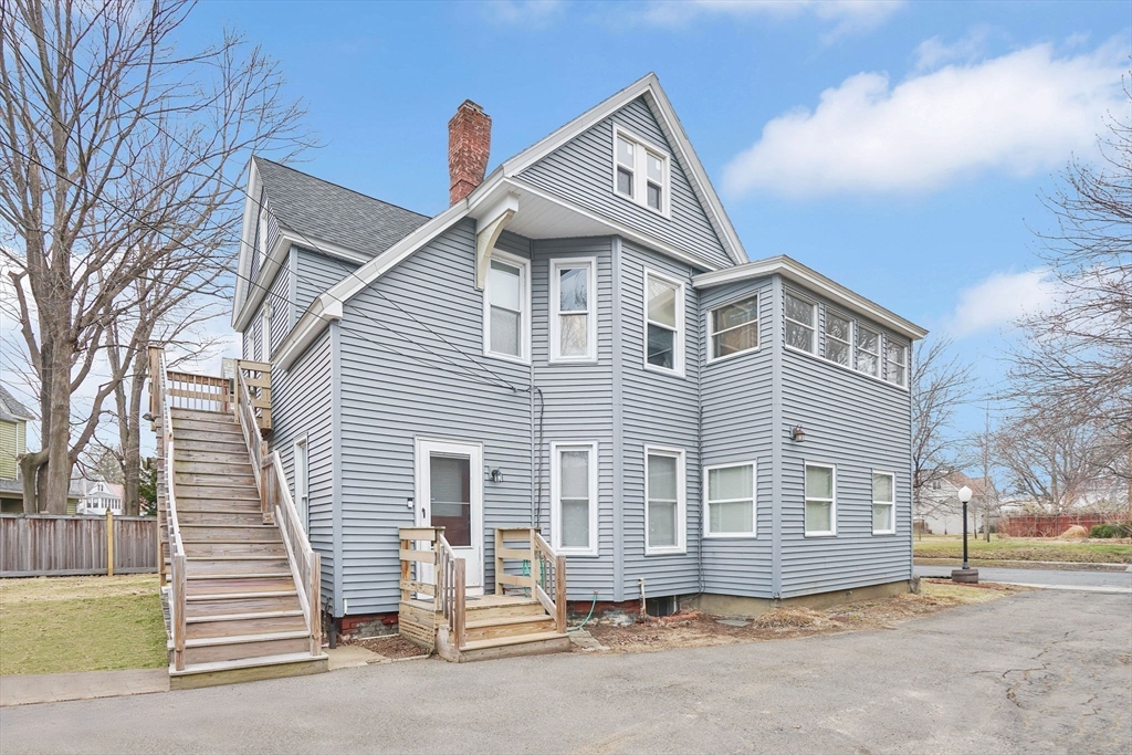 40 Laurel St, Holyoke, Massachusetts, 4 Bedrooms Bedrooms, 8 Rooms Rooms,2 BathroomsBathrooms,Residential Income,For Sale,Laurel St,73490471