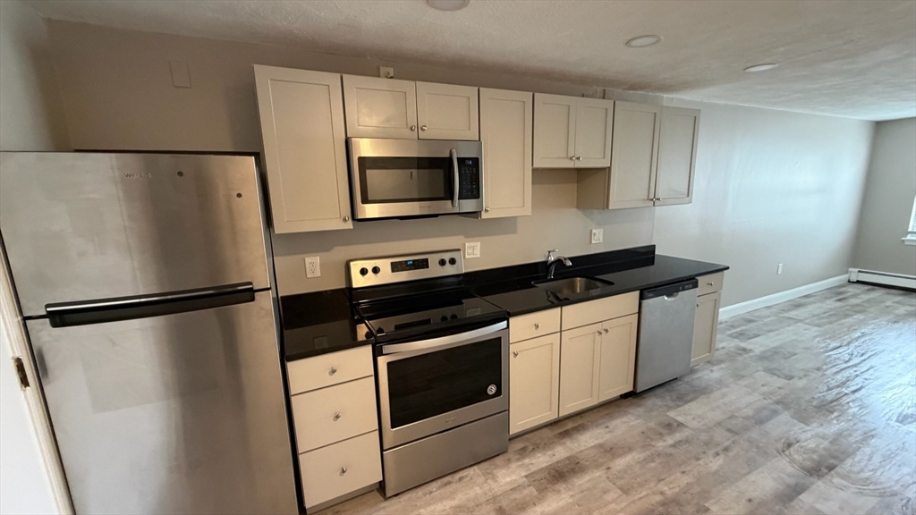 32 Bradford Street, Concord, Massachusetts, 1 Bedroom Bedrooms, 3 Rooms Rooms,1 BathroomBathrooms,Residential Lease,For Rent,Bradford Street,73507954