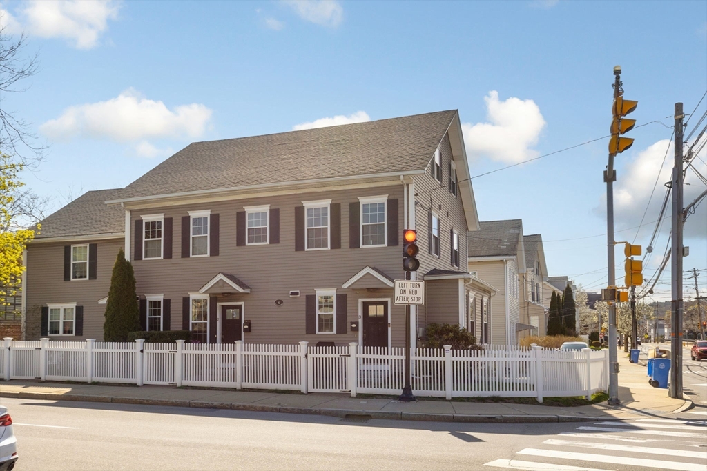 42 Lexington St, Waltham, Massachusetts, 3 Bedrooms Bedrooms, 7 Rooms Rooms,2.5 BathroomsBathrooms,Residential Lease,For Rent,Lexington St,73507959