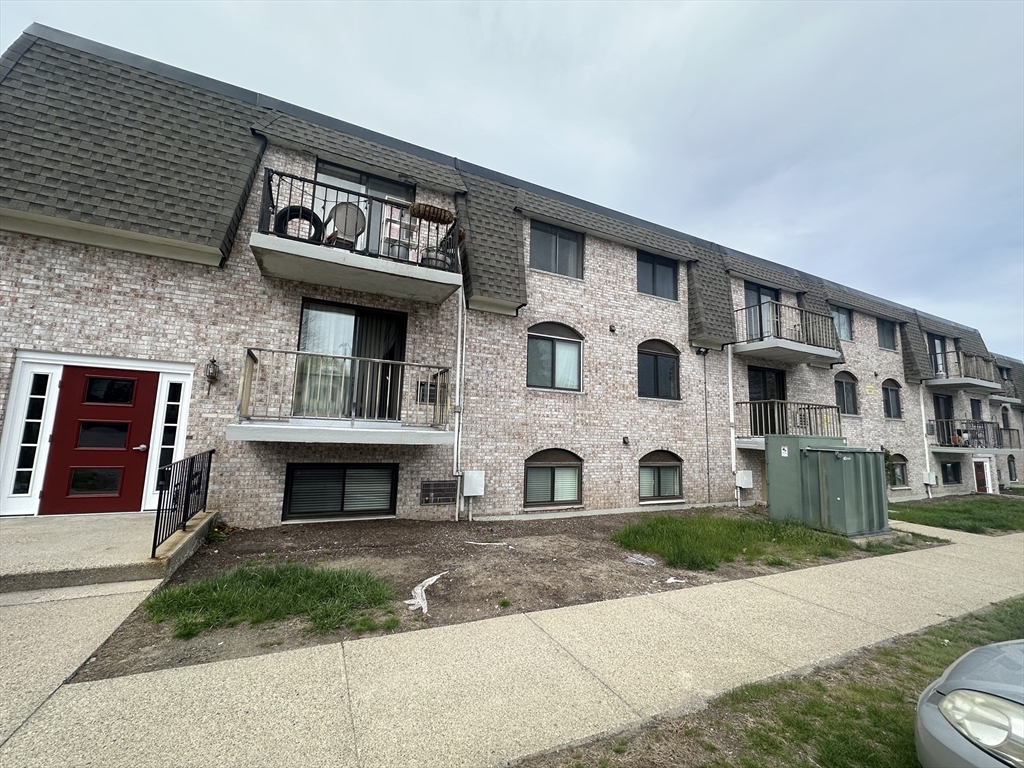 40 High St, Dedham, Massachusetts, 2 Bedrooms Bedrooms, 4 Rooms Rooms,1 BathroomBathrooms,Residential Lease,For Rent,High St,73507950