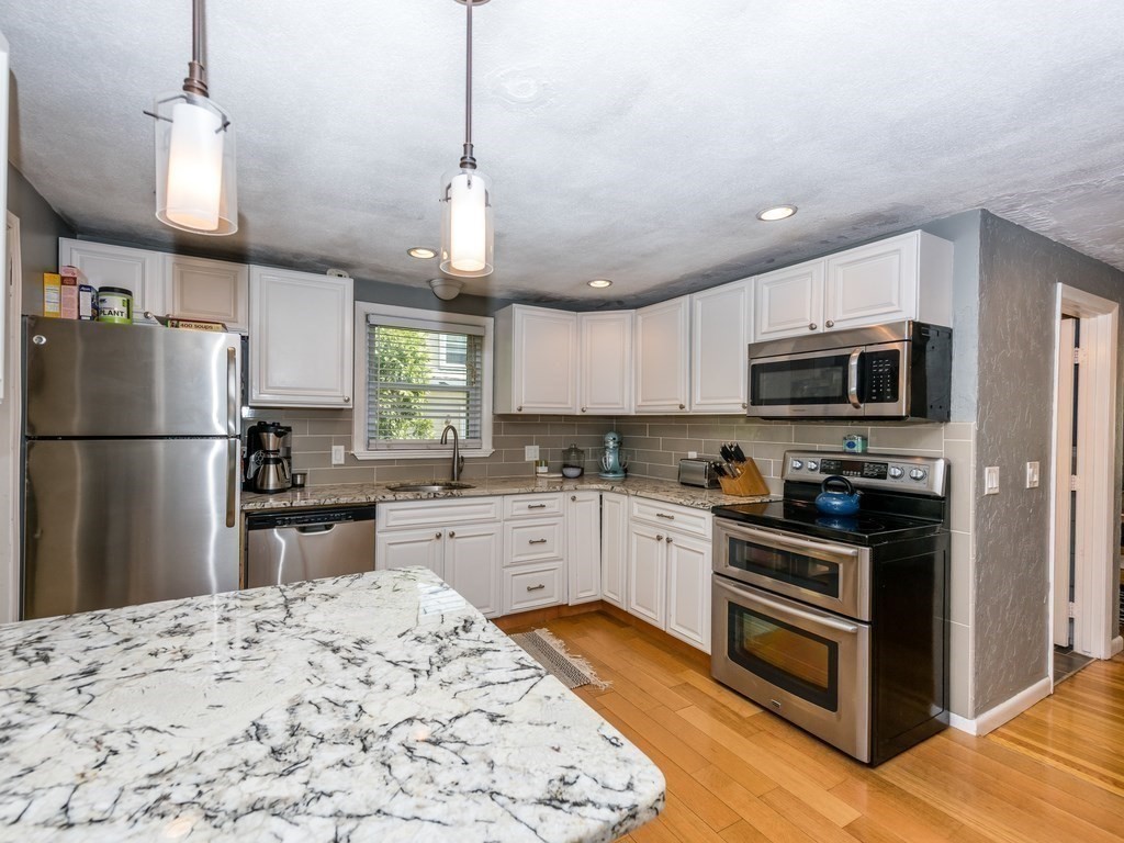 109 Olive Ave, Malden, Massachusetts, 2 Bedrooms Bedrooms, 5 Rooms Rooms,1 BathroomBathrooms,Residential Lease,For Rent,Olive Ave,73507977