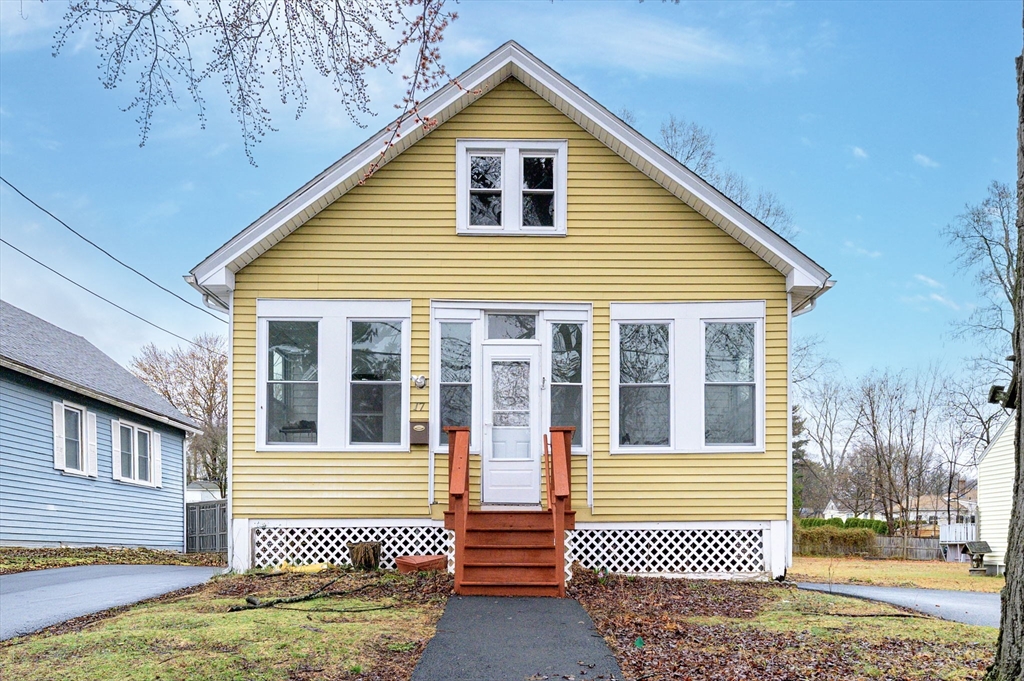 17 Oak St, West Springfield, Massachusetts, 3 Bedrooms Bedrooms, 6 Rooms Rooms,1 BathroomBathrooms,Residential,For Sale,Oak St,73508138
