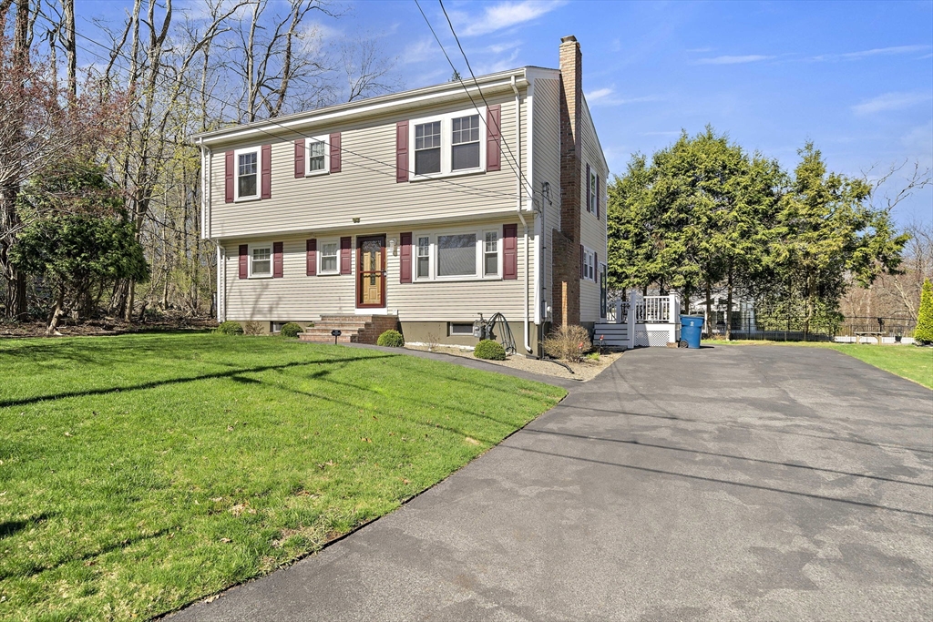 7 Oakwood Ave, Randolph, Massachusetts, 6 Bedrooms Bedrooms, 8 Rooms Rooms,2.5 BathroomsBathrooms,Residential,For Sale,Oakwood Ave,73508334