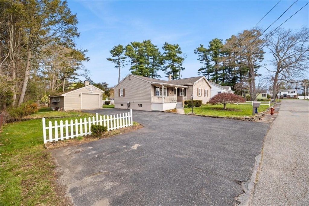 25 Andrew Ave, Taunton, Massachusetts, 3 Bedrooms Bedrooms, 9 Rooms Rooms,2 BathroomsBathrooms,Residential,For Sale,Andrew Ave,73508255