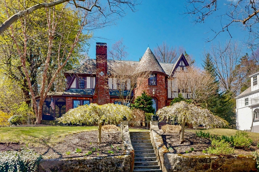 32 Alberta, Brookline, Massachusetts, 5 Bedrooms Bedrooms, 10 Rooms Rooms,4.5 BathroomsBathrooms,Residential,For Sale,Alberta,73508462