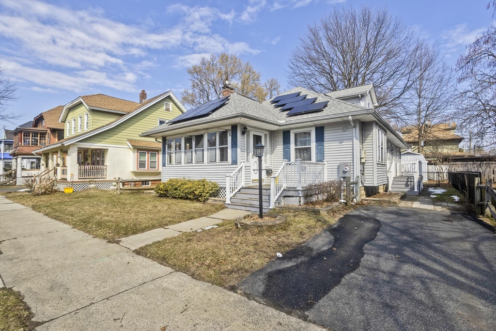 57 Lyndale St, Springfield, Massachusetts, 4 Bedrooms Bedrooms, 8 Rooms Rooms,2 BathroomsBathrooms,Residential,For Sale,Lyndale St,73486321