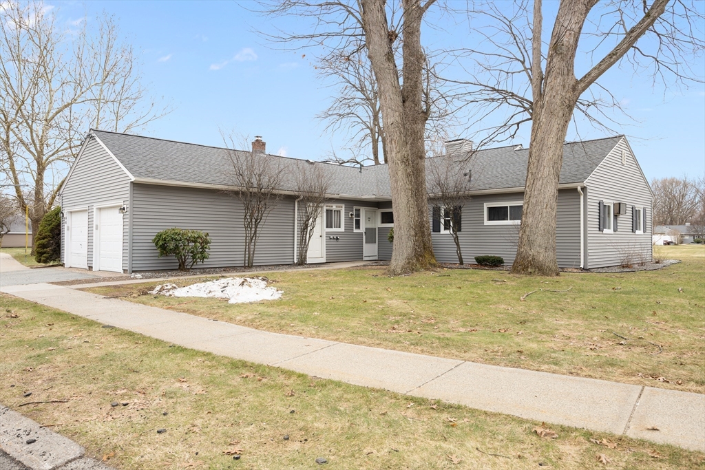 144 Horseshoe Drive, Chicopee, Massachusetts, 2 Bedrooms Bedrooms, 5 Rooms Rooms,1 BathroomBathrooms,Residential,For Sale,Horseshoe Drive,73487086