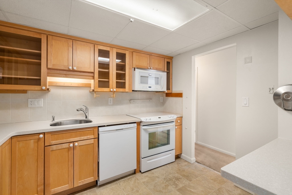 40 Bigelow Ave, Watertown, Massachusetts, 2 Bedrooms Bedrooms, 5 Rooms Rooms,2 BathroomsBathrooms,Residential,For Sale,Bigelow Ave,73480427