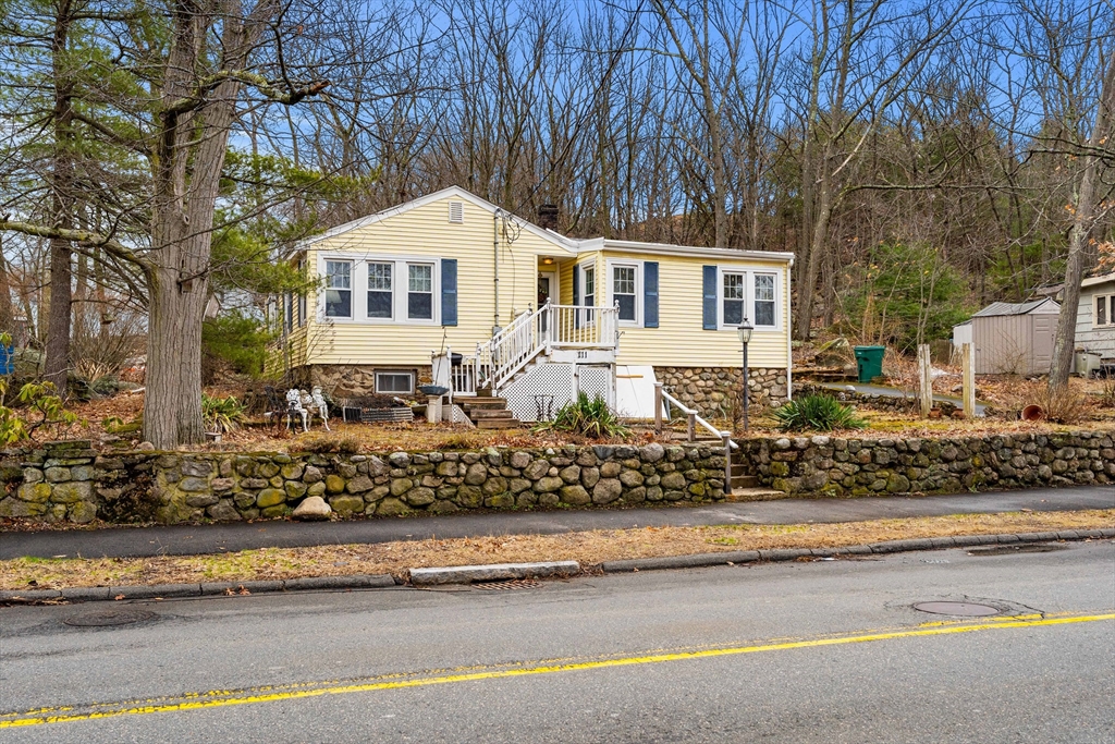 111 Den Quarry Rd, Lynn, Massachusetts, 2 Bedrooms Bedrooms, 5 Rooms Rooms,2 BathroomsBathrooms,Residential,For Sale,Den Quarry Rd,73492902