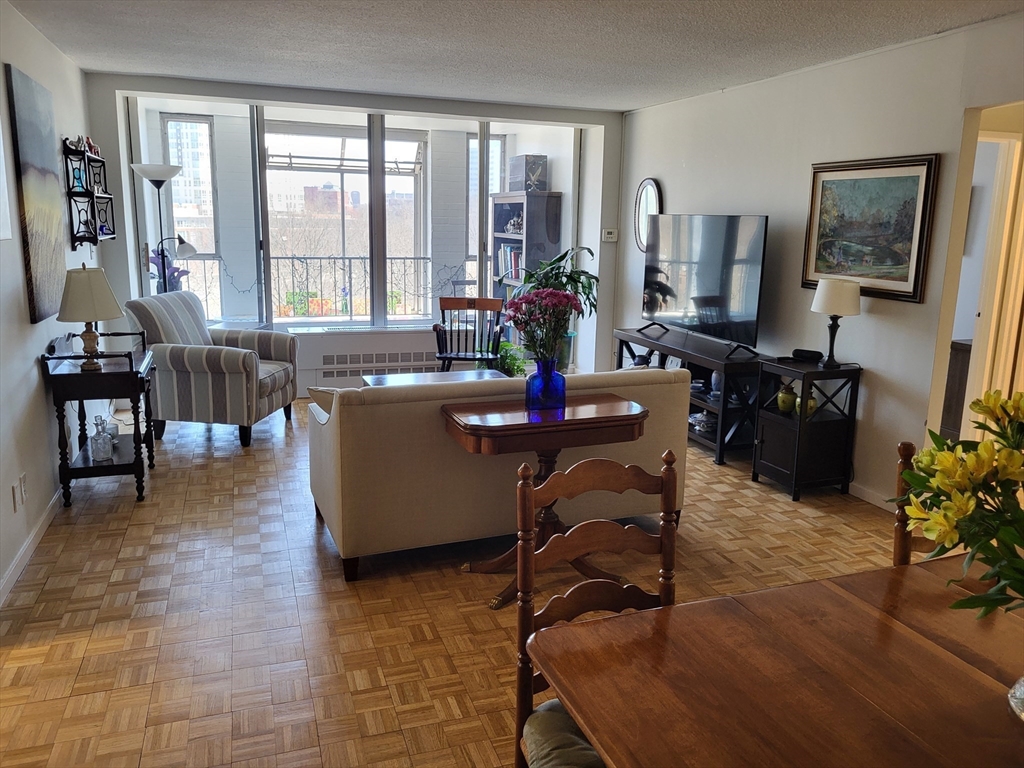 33 Pond Ave., Brookline, Massachusetts, 2 Bedrooms Bedrooms, 4 Rooms Rooms,2 BathroomsBathrooms,Residential Lease,For Rent,Pond Ave.,73503426