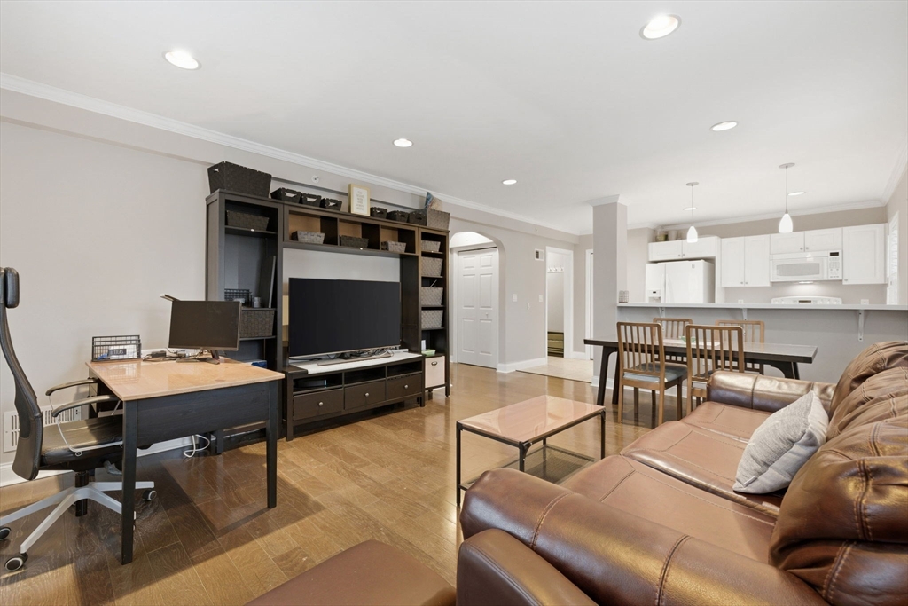 27 Commonwealth, Newton, Massachusetts, 1 Bedroom Bedrooms, 4 Rooms Rooms,1 BathroomBathrooms,Residential,For Sale,Commonwealth,73508572