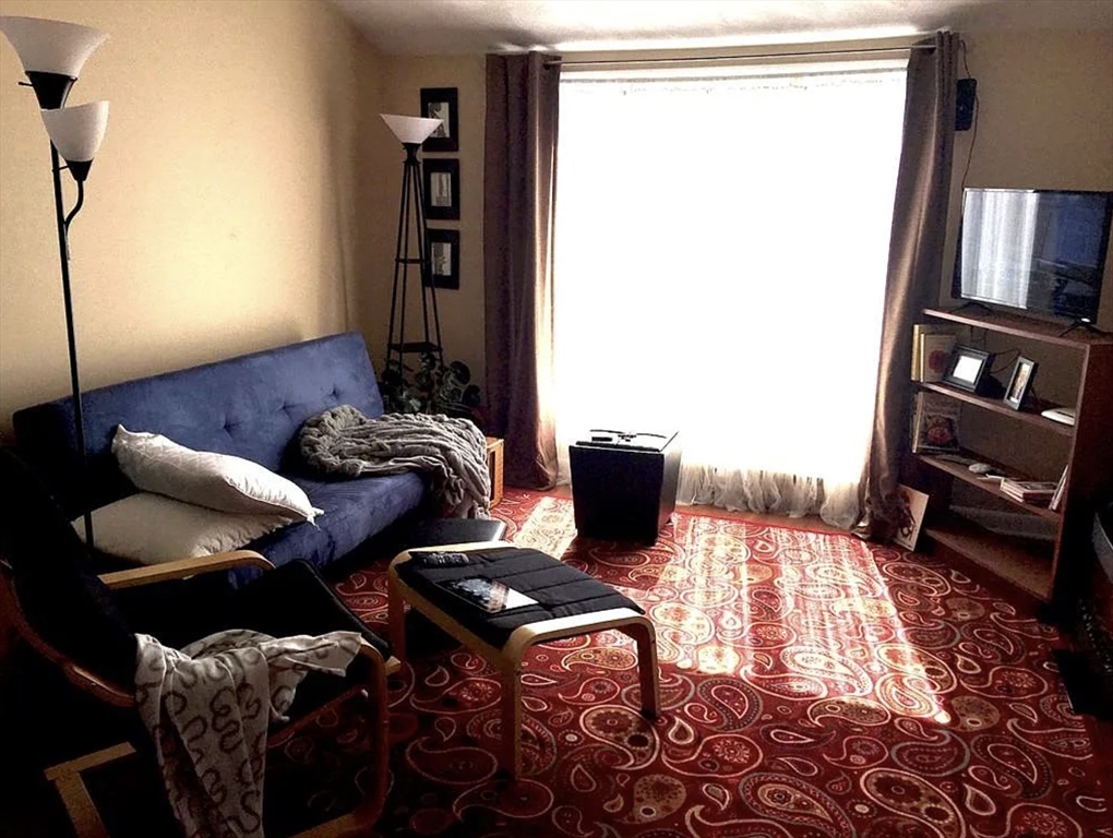 35 Derby, Somerville, Massachusetts, 1 Bedroom Bedrooms, 3 Rooms Rooms,1 BathroomBathrooms,Residential Lease,For Rent,Derby,73508596