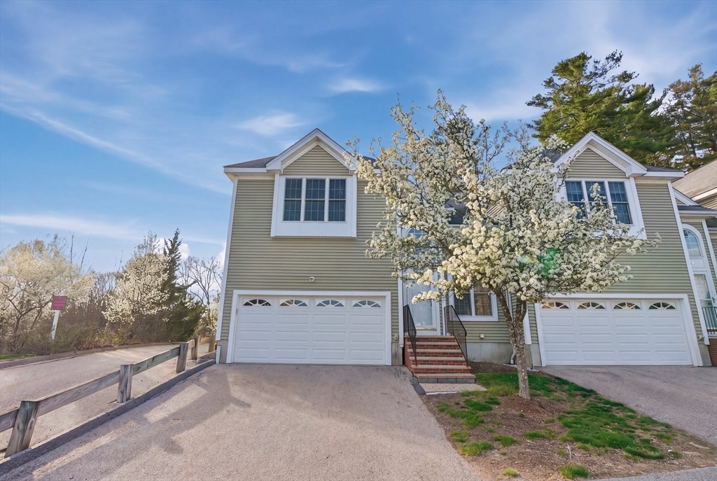 43 Knowlton Circle, Upton, Massachusetts, 3 Bedrooms Bedrooms, 8 Rooms Rooms,2.5 BathroomsBathrooms,Residential,For Sale,Knowlton Circle,73508548