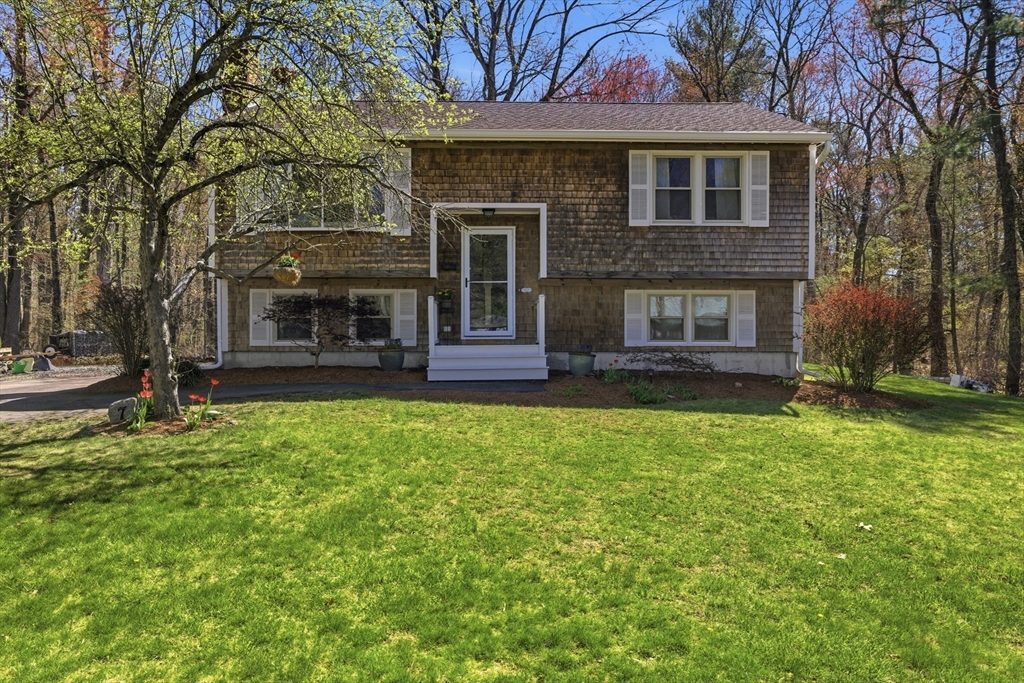7 Barrows Ct, Norton, Massachusetts, 3 Bedrooms Bedrooms, 6 Rooms Rooms,1 BathroomBathrooms,Residential,For Sale,Barrows Ct,73508741