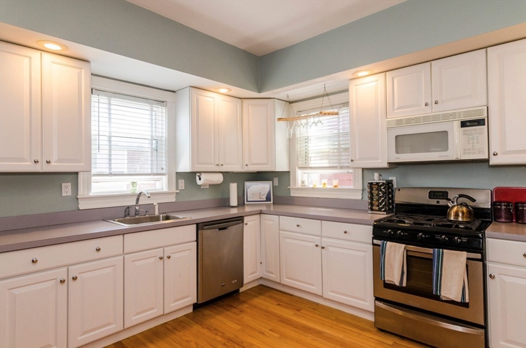 10 Douglas St., Boston, Massachusetts, 2 Bedrooms Bedrooms, 5 Rooms Rooms,1 BathroomBathrooms,Residential Lease,For Rent,Douglas St.,73508657