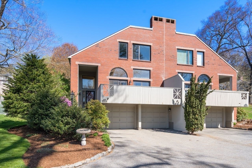 3 Catlin Rd, Brookline, Massachusetts, 3 Bedrooms Bedrooms, 8 Rooms Rooms,3.5 BathroomsBathrooms,Residential,For Sale,Catlin Rd,73508661