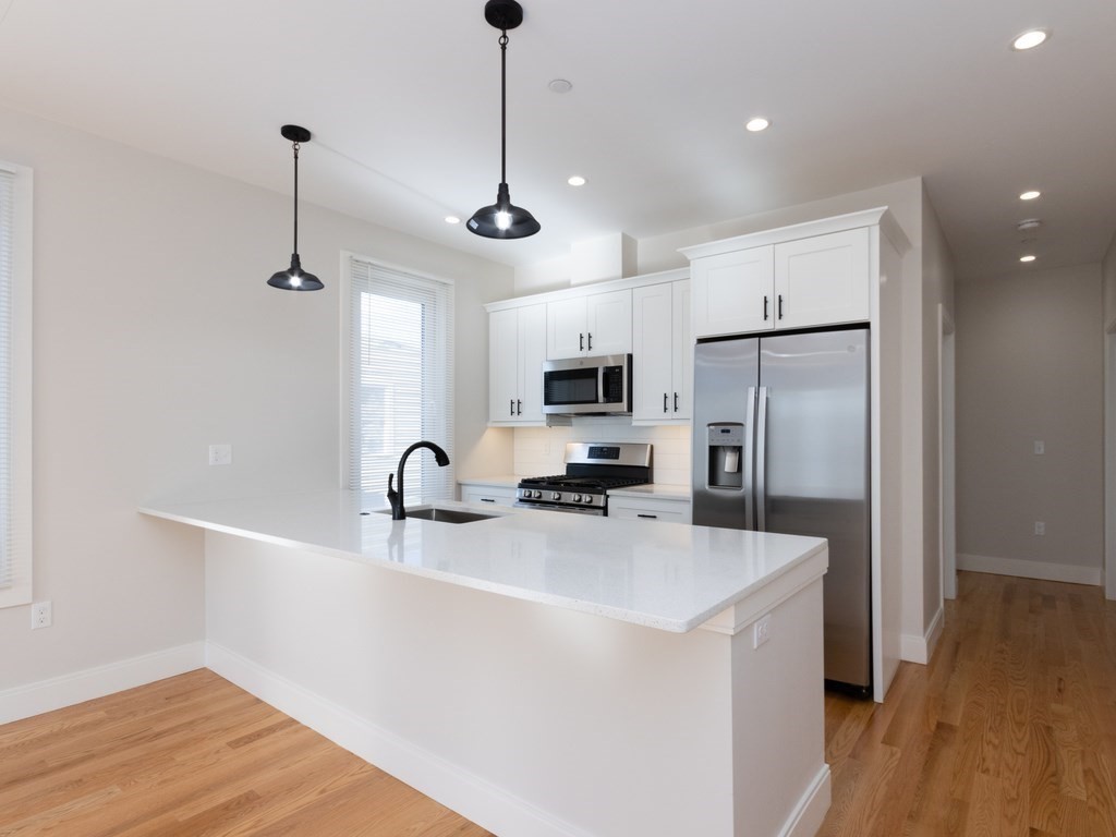 9 Tovar, Boston, Massachusetts, 3 Bedrooms Bedrooms, 5 Rooms Rooms,2 BathroomsBathrooms,Residential Lease,For Rent,Tovar,73508683