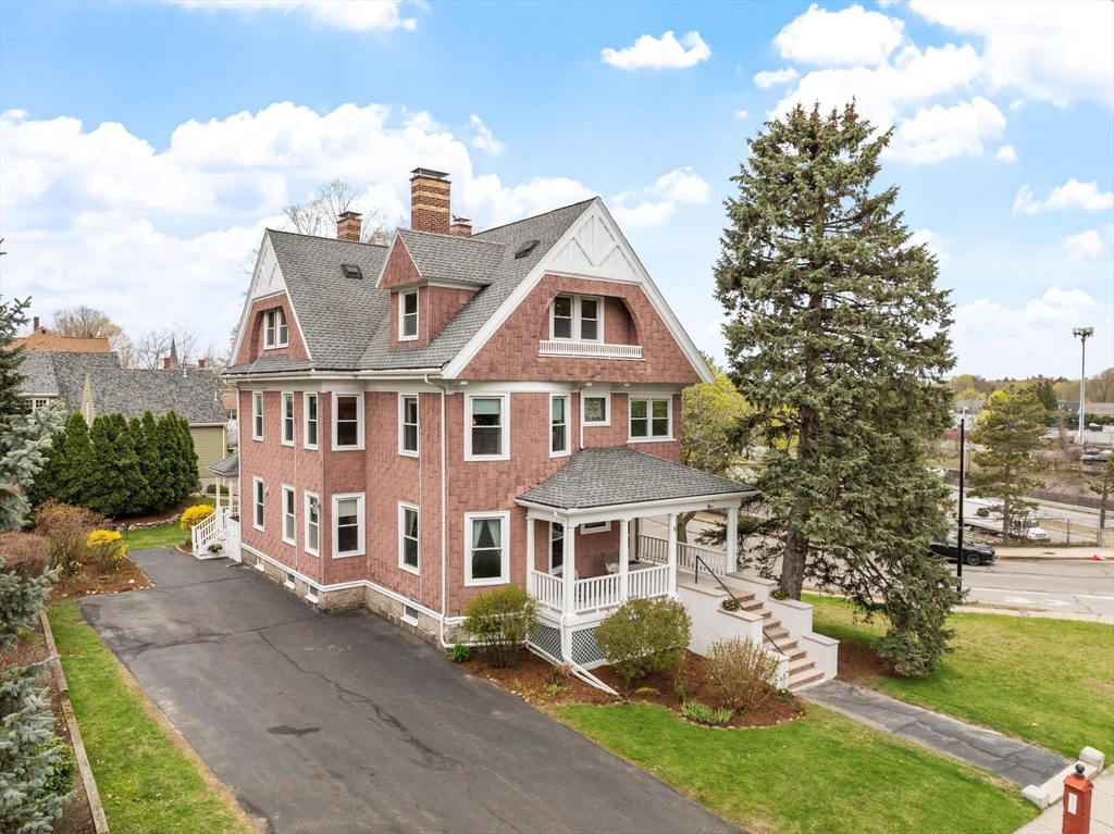 19 Putnam St, Newton, Massachusetts, 8 Bedrooms Bedrooms, 16 Rooms Rooms,3 BathroomsBathrooms,Residential Income,For Sale,Putnam St,73507309