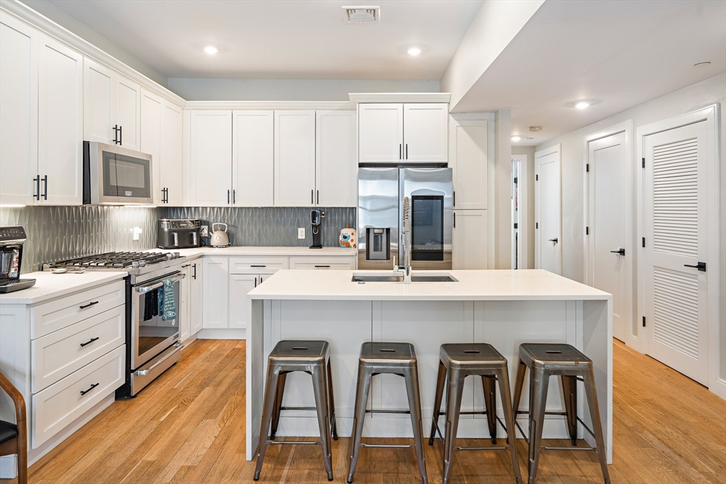 456 Meridian St, Boston, Massachusetts, 3 Bedrooms Bedrooms, 6 Rooms Rooms,2.5 BathroomsBathrooms,Residential,For Sale,Meridian St,73508755