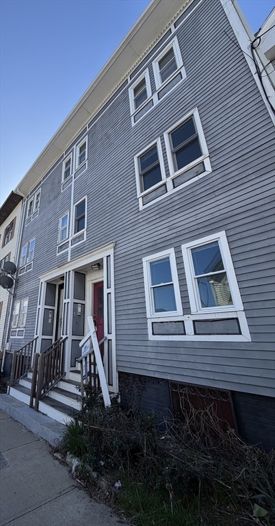 8 Leeds St, Boston, Massachusetts, 3 Bedrooms Bedrooms, 9 Rooms Rooms,3 BathroomsBathrooms,Residential Income,For Sale,Leeds St,73508780