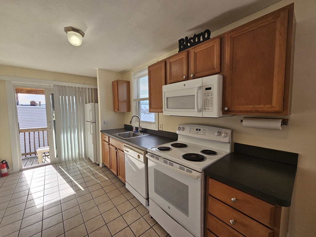 464 Meridian St, Boston, Massachusetts, 2 Bedrooms Bedrooms, 4 Rooms Rooms,1 BathroomBathrooms,Residential Lease,For Rent,Meridian St,73501390