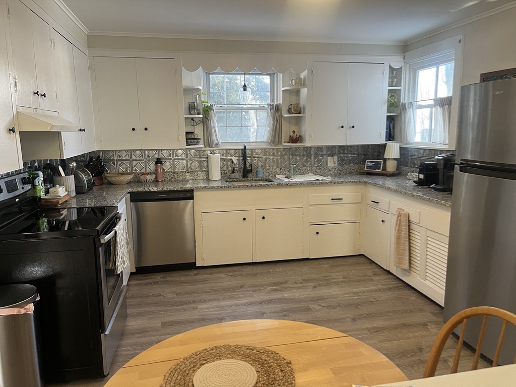 105 Central Street, Foxboro, Massachusetts, 2 Bedrooms Bedrooms, 5 Rooms Rooms,1 BathroomBathrooms,Residential Lease,For Rent,Central Street,73476206