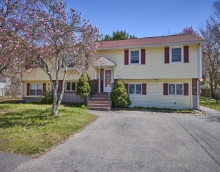 37 Locust St, Burlington, Massachusetts, 5 Bedrooms Bedrooms, 9 Rooms Rooms,1 BathroomBathrooms,Residential Lease,For Rent,Locust St,73509080