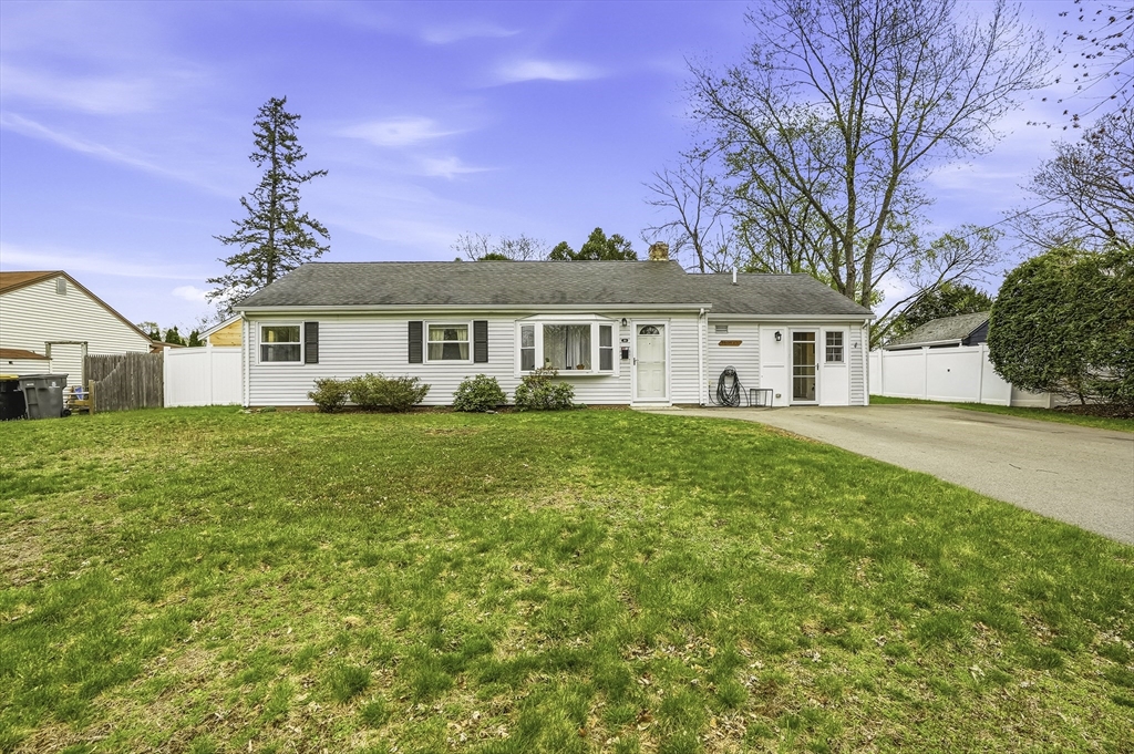 18 Brookfield Ter, Framingham, Massachusetts, 3 Bedrooms Bedrooms, 9 Rooms Rooms,1.5 BathroomsBathrooms,Residential,For Sale,Brookfield Ter,73509139