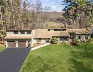 6 Cranberry Ln, Hudson, Massachusetts, 4 Bedrooms Bedrooms, 8 Rooms Rooms,2.5 BathroomsBathrooms,Residential,For Sale,Cranberry Ln,73509348