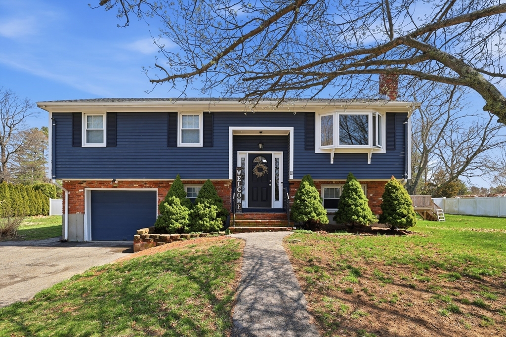 11 Duffy Dr, Taunton, Massachusetts, 3 Bedrooms Bedrooms, 8 Rooms Rooms,1.5 BathroomsBathrooms,Residential,For Sale,Duffy Dr,73509380